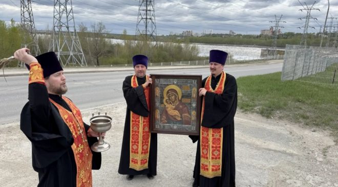Священники объехали Пермь с иконой Божией Матери