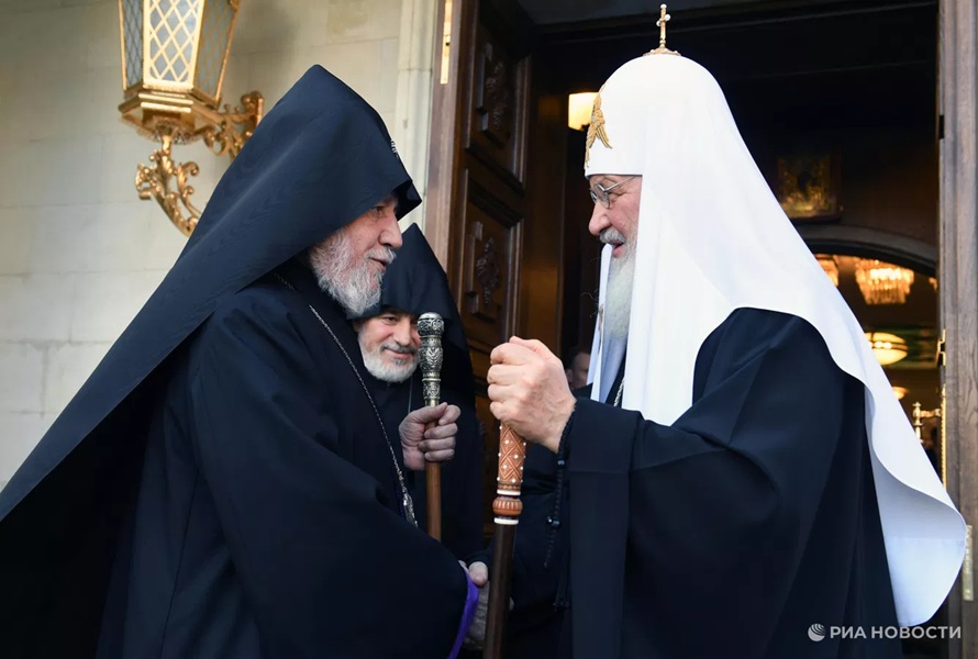 Патриарх Кирилл поздравил Католикоса Армян с 75-летием