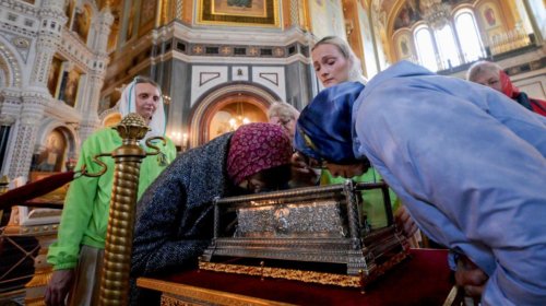 Психолог: зачем миллион россиян пришли к мощам Спиридона